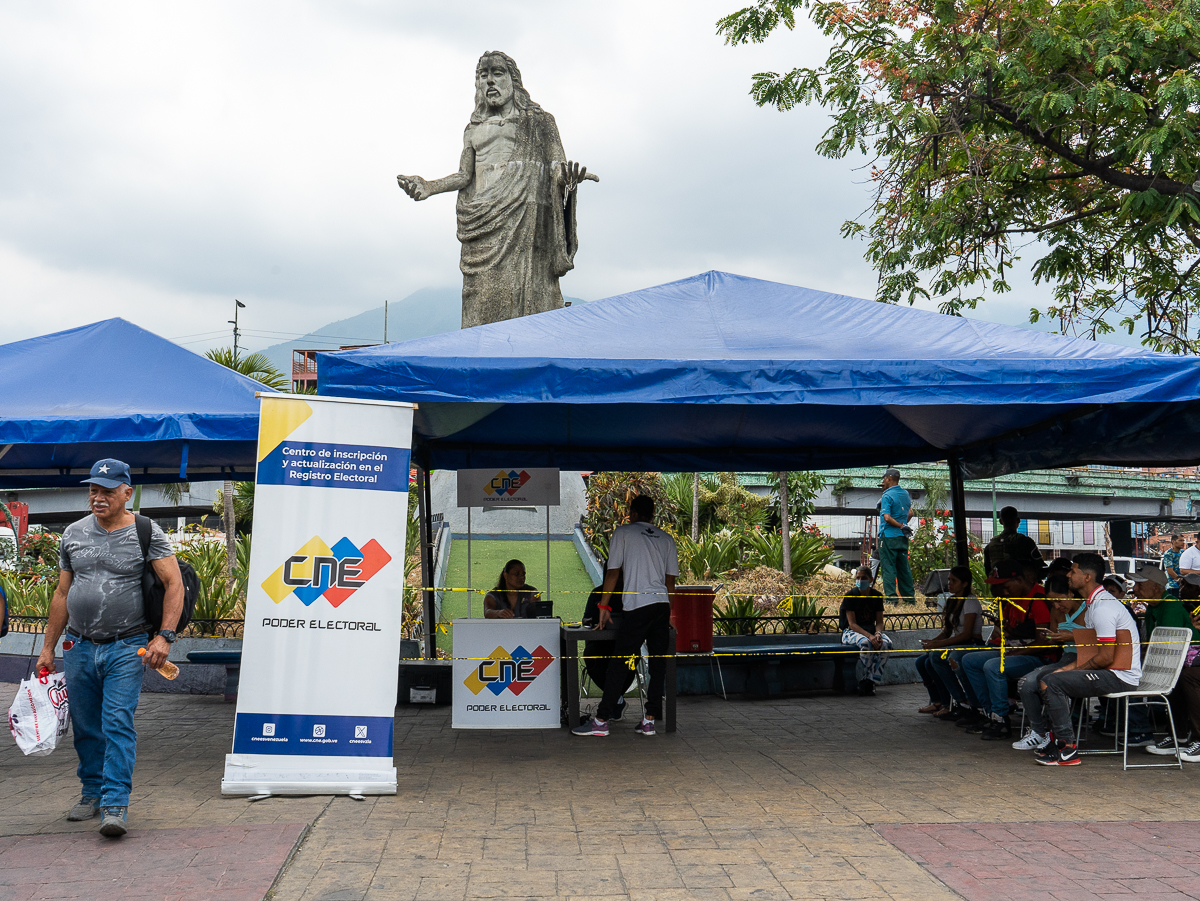 Edificio del Consejo Nacional Electoral (CNE) en Caracas, Venezuela, símbolo de los procesos electorales del país.