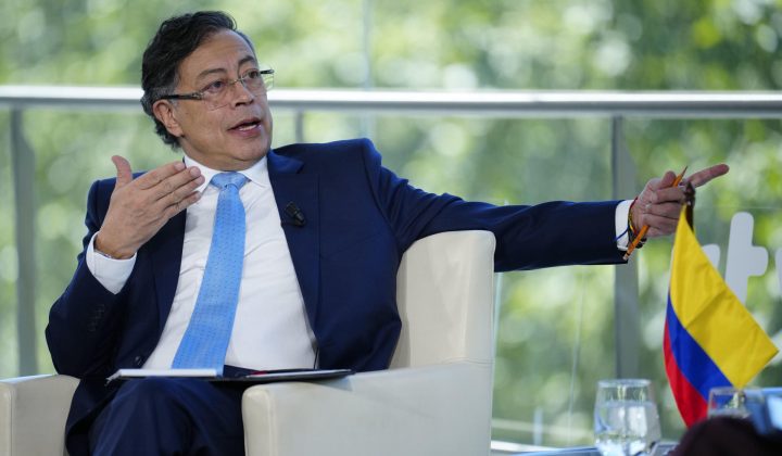 Petro afirma que armas que matan a civiles en el Cauca provienen de Ecuador, generando tensión diplomática