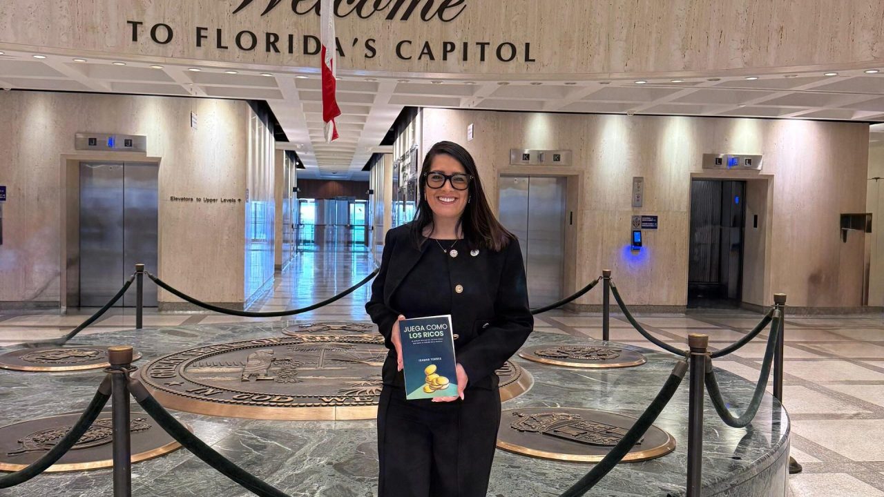 Isamar Torres, venezolana, recibe el Premio Líder Internacional por su libro «Juega como los ricos