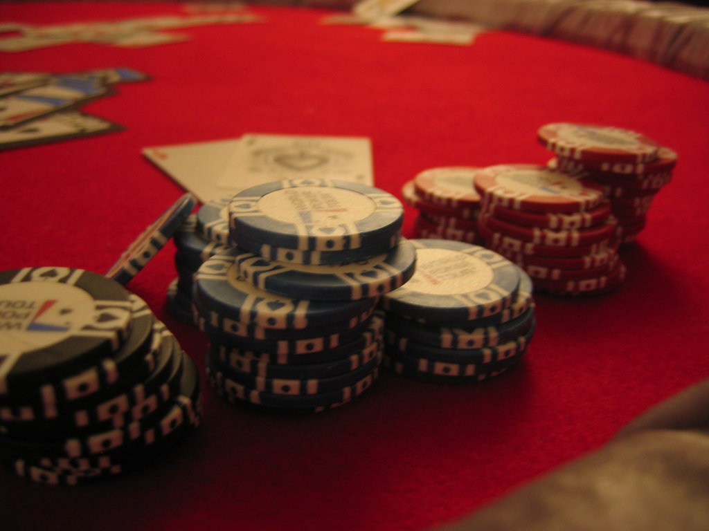 Una ruleta de casino en línea con fichas y una interfaz digital.