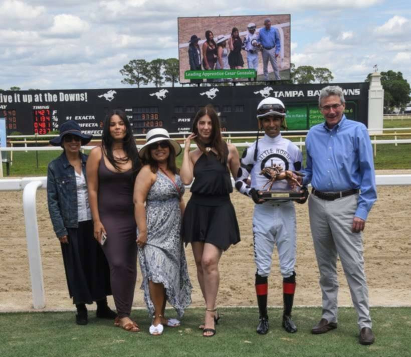 Jinete venezolano César González logra su primer título en Tampa Bay Downs