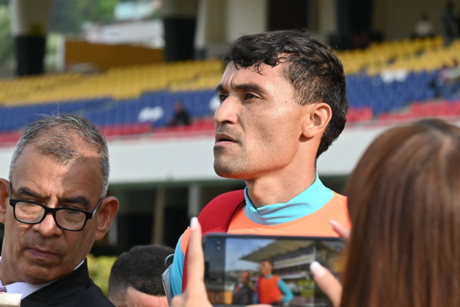 Eglindert Betancourt sonriendo en el Hipódromo La Rinconada después de ganar una carrera.