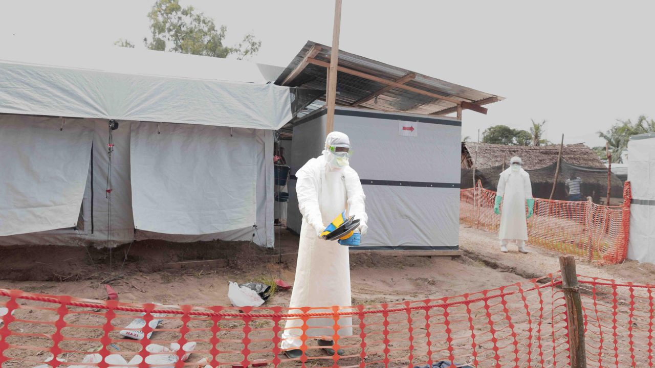 Elevan a 160 las muertes sospechosas por brote de Ébola en el Congo