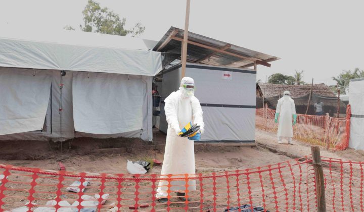 Elevan a 160 las muertes sospechosas por brote de Ébola en el Congo