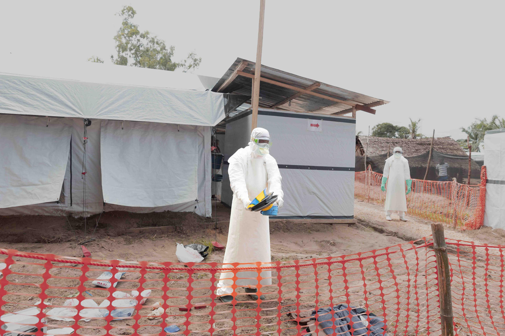 Representación gráfica del virus Ébola o personal sanitario con equipo de protección en la República Democrática del Congo.