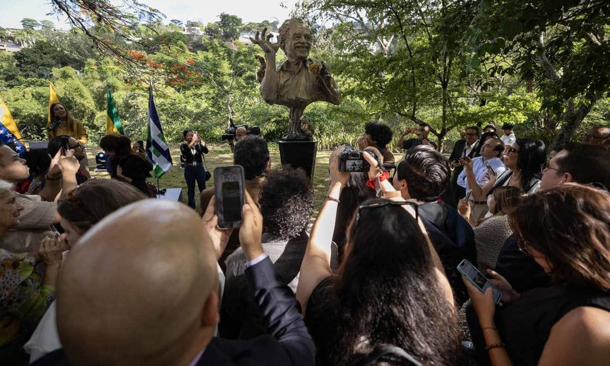 Baruta devela escultura de Gabriel García Márquez en Parque de los Escritores