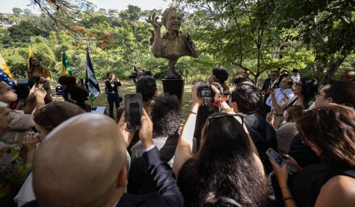 Baruta devela escultura de Gabriel García Márquez en Parque de los Escritores