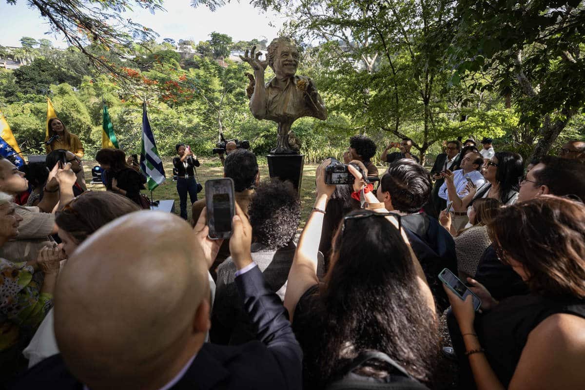 Escultura de Gabriel García Márquez en el Parque de los Escritores de Baruta, mostrando elementos de "Cien años de soledad".