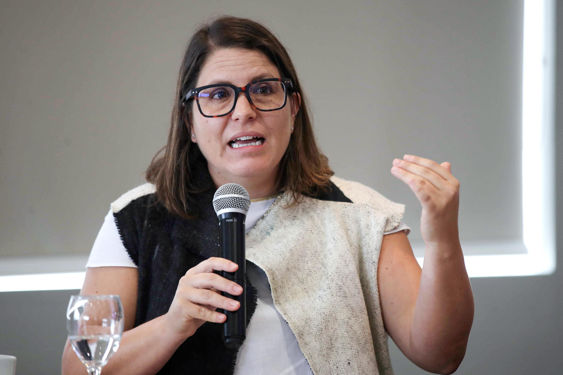 Juanita Goebertus, directora para las Américas de Human Rights Watch, en una conferencia de prensa.
