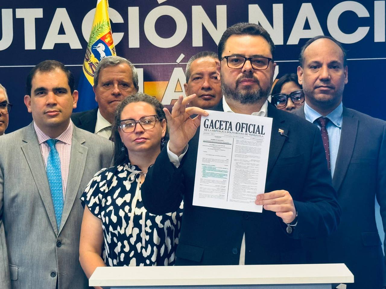 Antonio Ecarri en una rueda de prensa en Venezuela, denunciando la situación judicial.