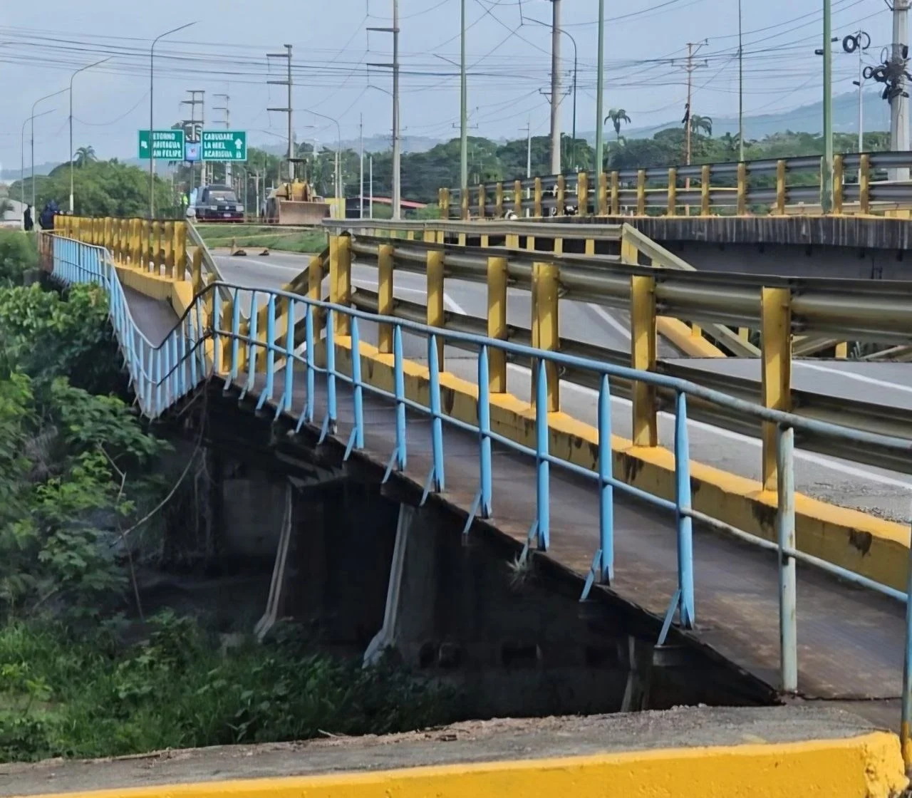 Vista del puente Yacural parcialmente colapsado en Lara, Venezuela.