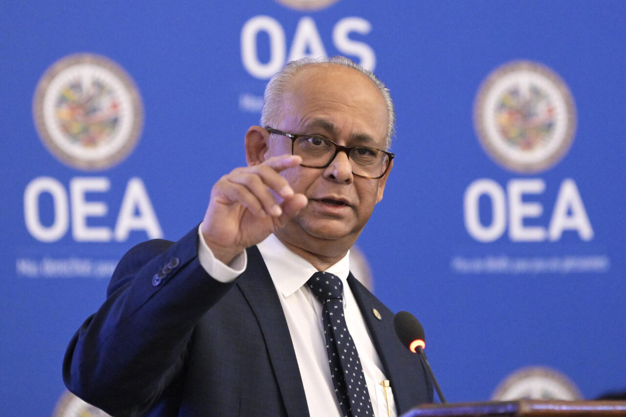 Albert Ramdin hablando en una conferencia de la OEA sobre Venezuela.