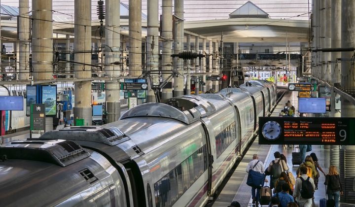 La UE impulsa la venta conjunta de billetes de tren, impactando a operadores como Renfe, SNCF y Deutsche Bahn