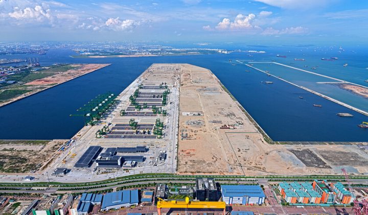Singapur lleva años construyendo el puerto automatizado más grande y avanzado del mundo: es su baza para superar a Shanghái