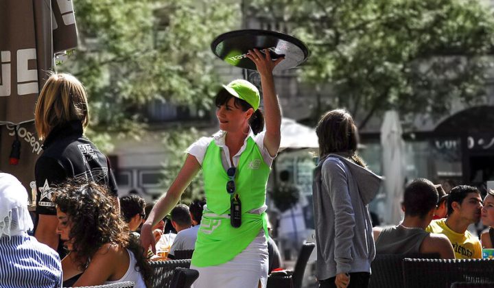 Psicólogos explican por qué ayudar a recoger la mesa revela más de lo que crees