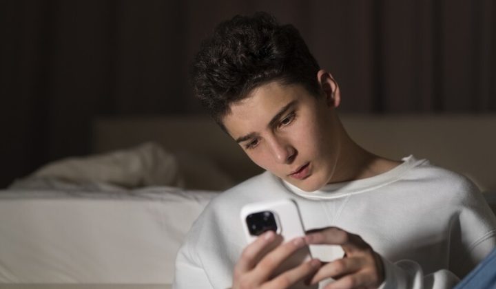 Adolescentes cambian botellón por TikTok: Adicción a internet en auge en España
