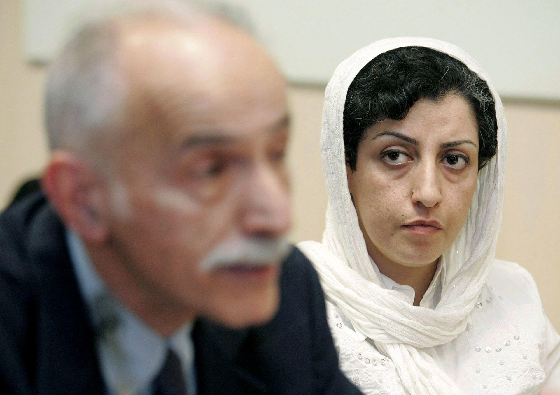 Narges Mohammadi, activista iraní y Premio Nobel de la Paz, en un entorno doméstico tras recibir el alta hospitalaria.