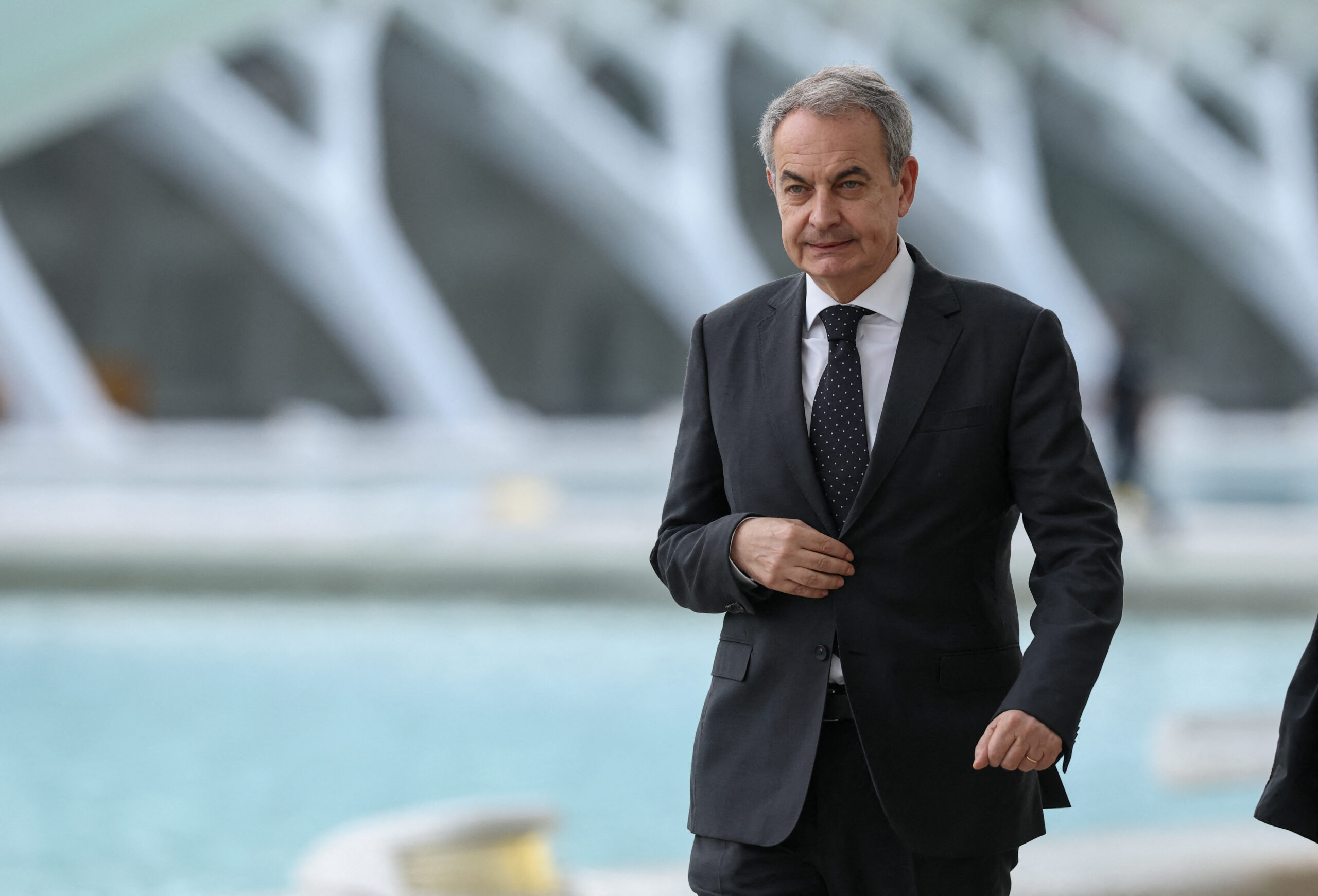 José Luis Rodríguez Zapatero saliendo de un edificio judicial en España