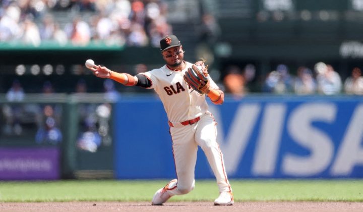 Luis Arráez sorprende con su defensa en los Gigantes de San Francisco