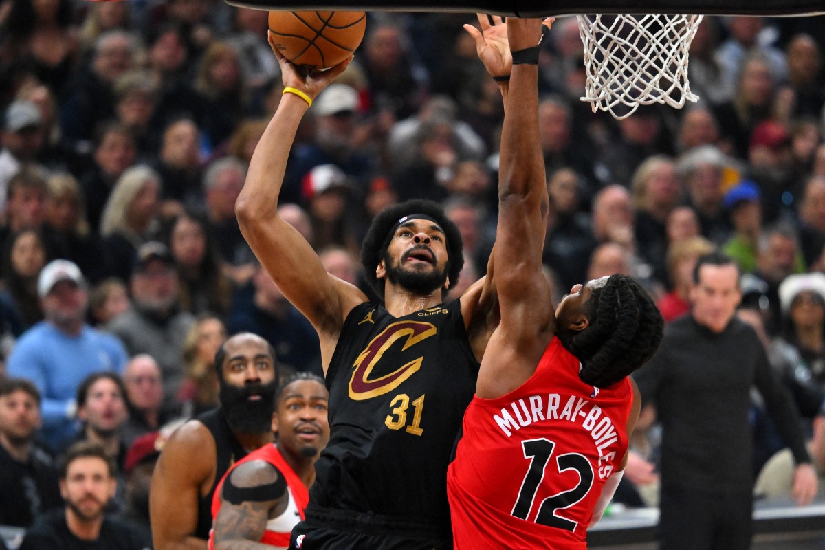 Jarrett Allen celebra una victoria con los Cleveland Cavaliers durante un partido de la NBA.