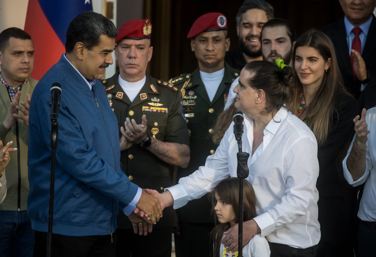 Alex Saab durante una comparecencia judicial, con semblante serio y esposado.