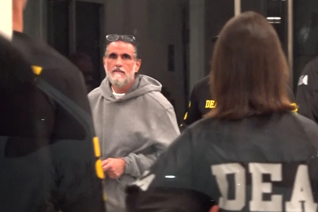 Alex Saab llegando al aeropuerto de Opa-locka en Miami, escoltado por agentes federales.