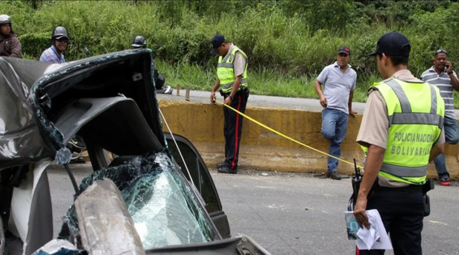 Miembros del Observatorio de Seguridad Vial de la ONG Paz Activa analizando datos de accidentes de tránsito en Venezuela.