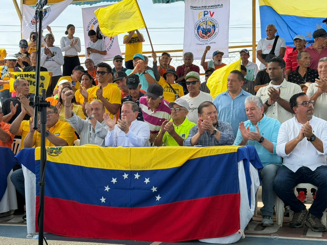 Juan Pablo Guanipa dirigiéndose a una multitud en un acto político en Cabimas, estado Zulia, Venezuela.