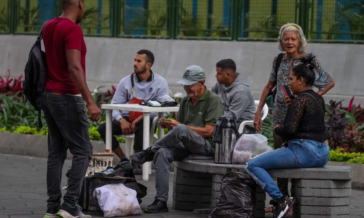 Expertos proponen reformas legales para fomentar la inclusión laboral de adultos mayores en Venezuela