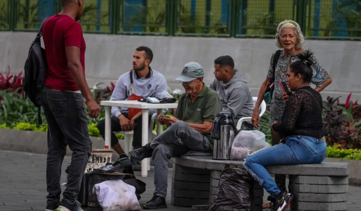 Expertos proponen reformas legales para fomentar la inclusión laboral de adultos mayores en Venezuela