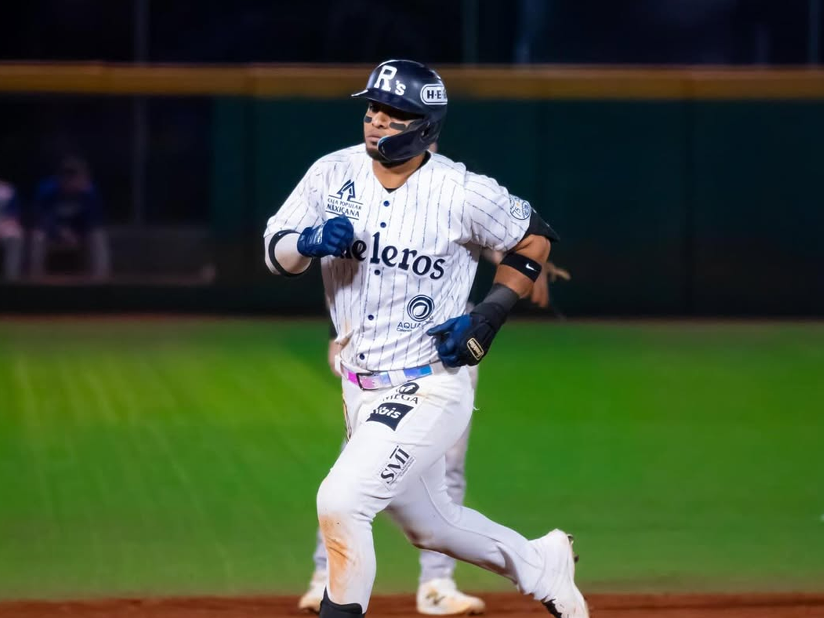 Ángel Reyes celebrando un jonrón con el uniforme de Rieleros de Aguascalientes.