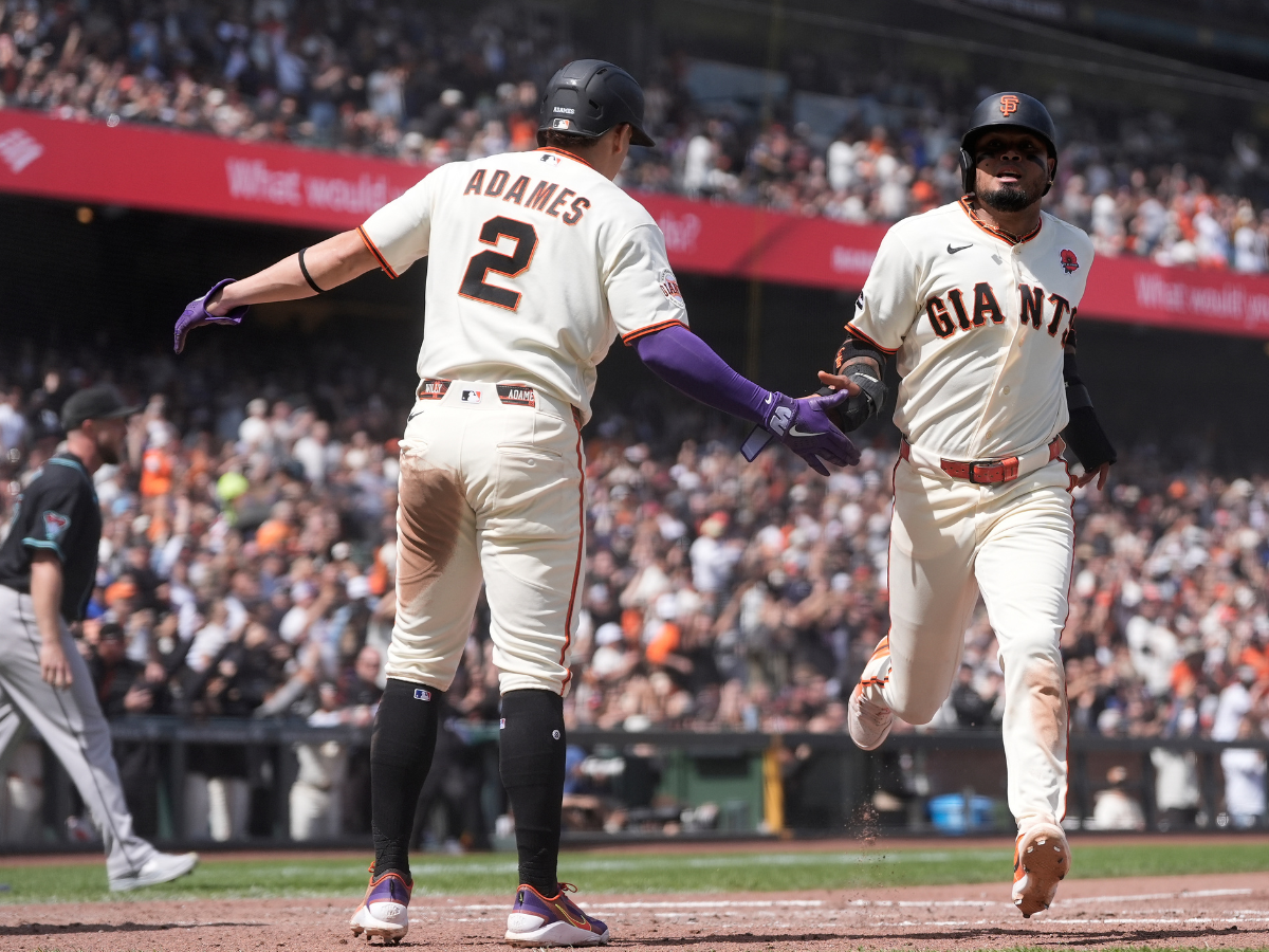 El jugador de béisbol venezolano Luis Arráez en acción durante un partido de las Grandes Ligas, vistiendo el uniforme de los Gigantes de San Francisco.