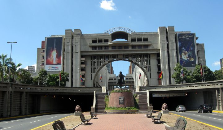 Lester Toledo acude al Palacio de Justicia para solicitar el fin de medidas legales en su contra