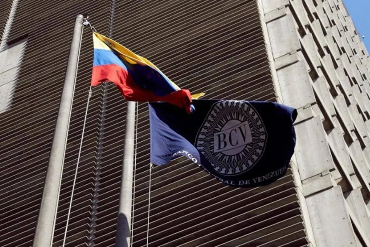 Fachada principal de la sede del Banco Central de Venezuela en Caracas, con su distintiva arquitectura.