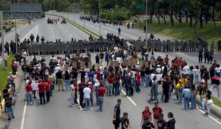 Estudiantes protestan en la autopista Francisco Fajardo exigiendo libertad para presos políticos
