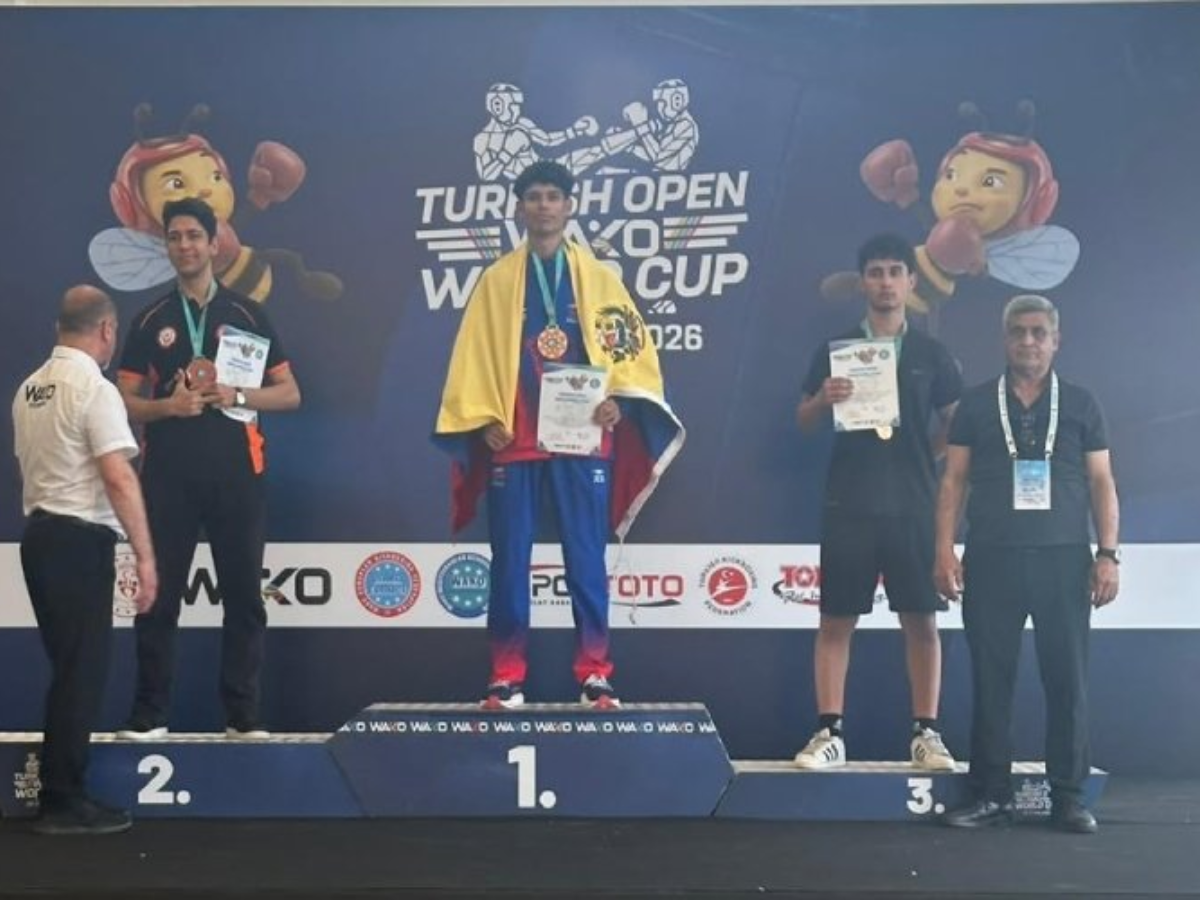 Guillermo Cobo y Raúl García celebrando sus medallas en la Copa Mundial de Kickboxing WAKO.