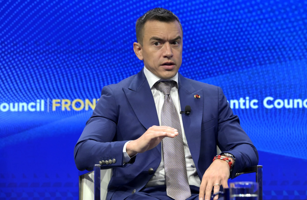El presidente de Ecuador, Daniel Noboa, hablando en un podio durante un evento.