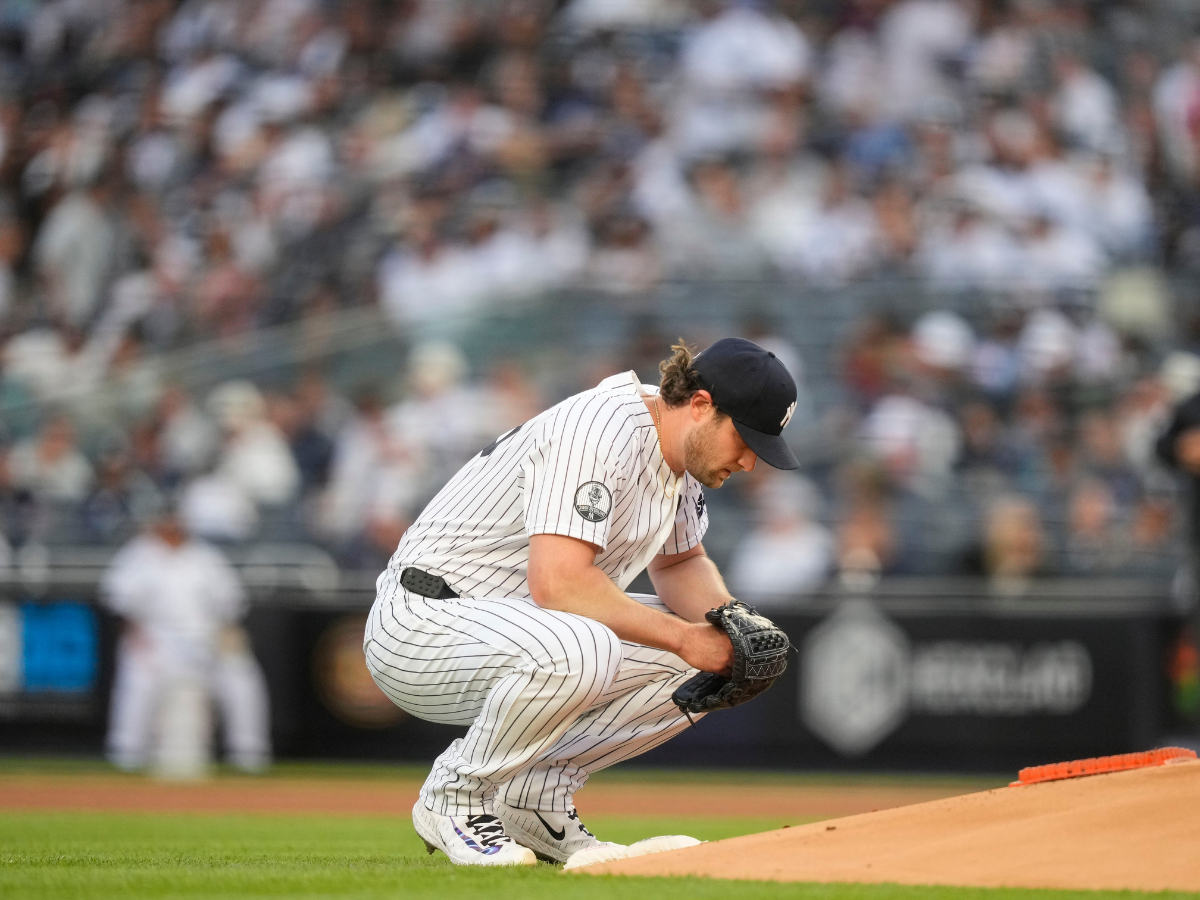Imagen de Gerrit Cole, lanzador de los New York Yankees, en acción durante un partido de béisbol.