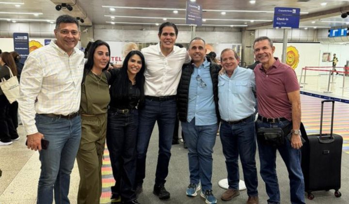 El exdiputado venezolano Lester Toledo regresó a su país natal este viernes, poniendo fin a una década de exilio forzado. A su llegada al Ae