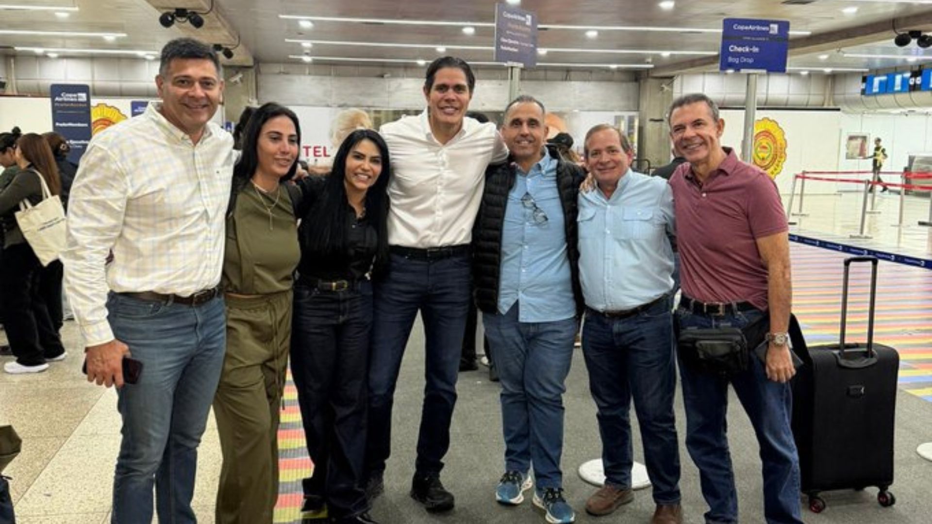 El exdiputado venezolano Lester Toledo es recibido por familiares y colegas al aterrizar en el Aeropuerto Internacional de Maiquetía.