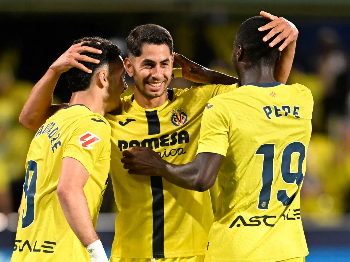 Jugadores del Villarreal celebrando un gol en el estadio.