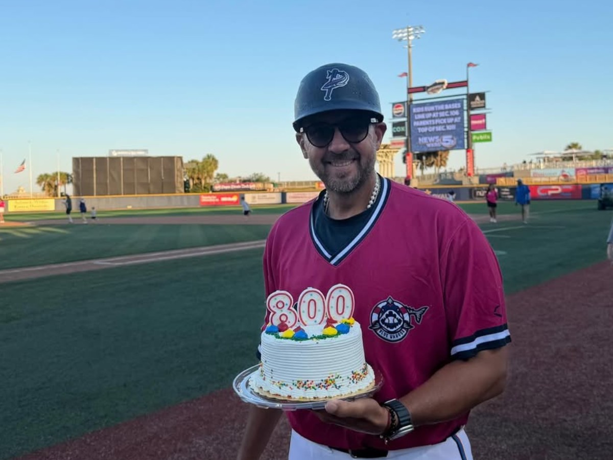 Nelson Prada dirigiendo un partido de béisbol en las ligas menores