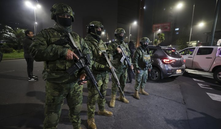 Ecuador implementa toques de queda nocturnos en medio de creciente violencia