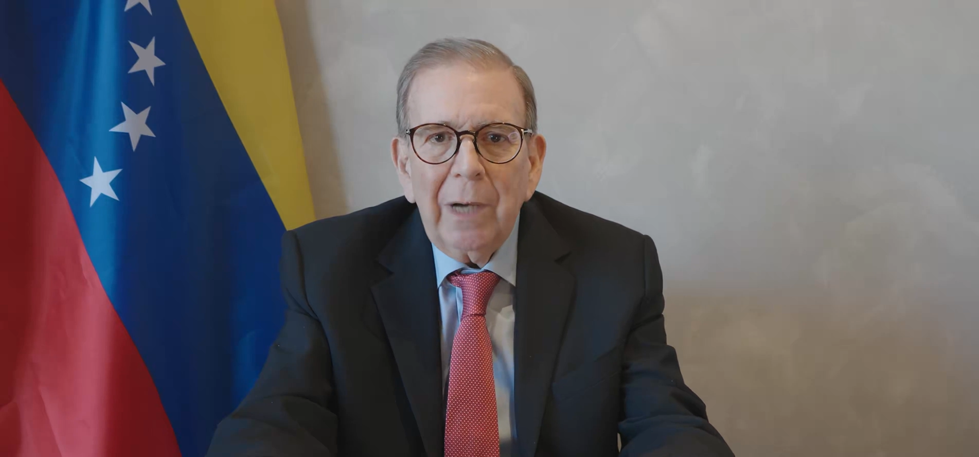 Edmundo González Urrutia, líder político venezolano, durante una declaración pública.