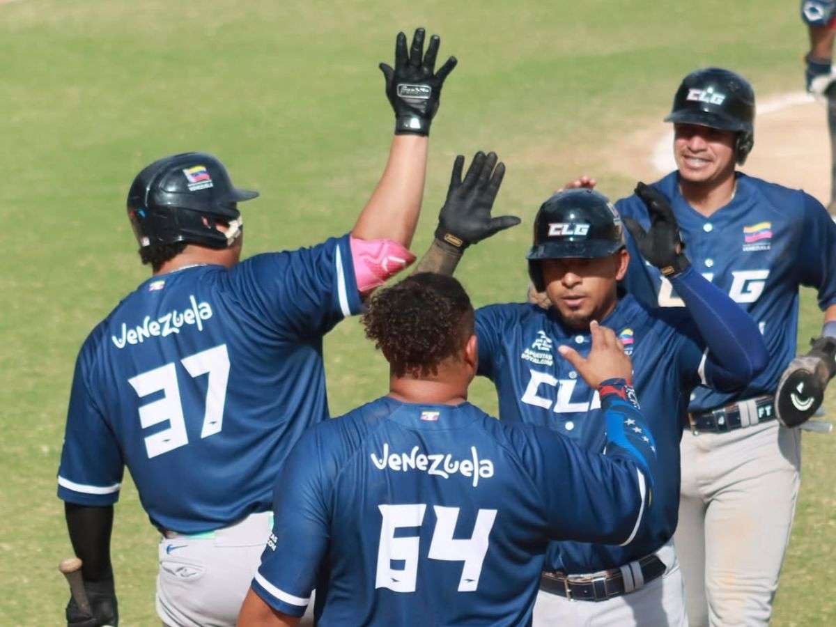 Imagen de un partido de béisbol de la Liga Mayor de Béisbol Profesional (LMBP) en Venezuela, mostrando la acción en el campo.