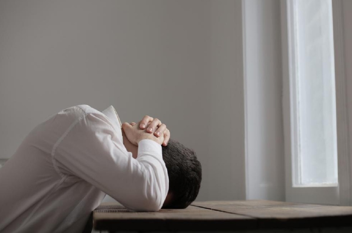 Vista de personas en Venezuela mostrando preocupación, simbolizando la crisis de salud mental.