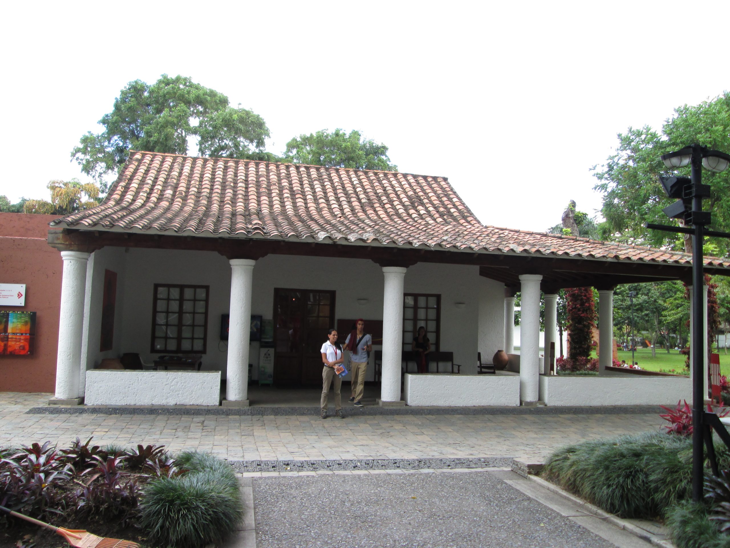 Fachada principal de la sede de PDVSA en Caracas, Venezuela