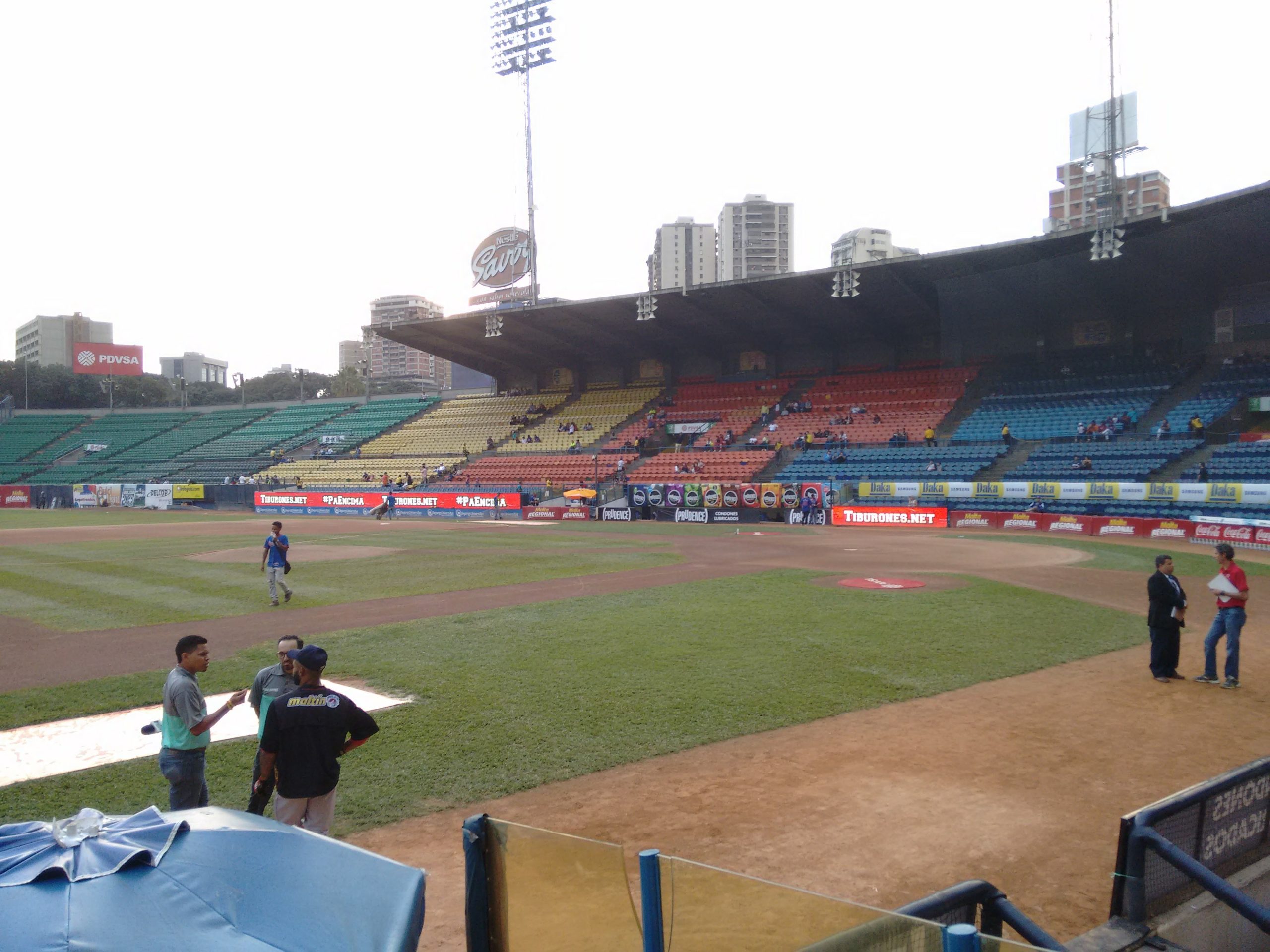Jugadores de béisbol en acción durante un partido de la Liga Mayor de Béisbol Profesional de Venezuela en el Estadio Universitario de la UCV.