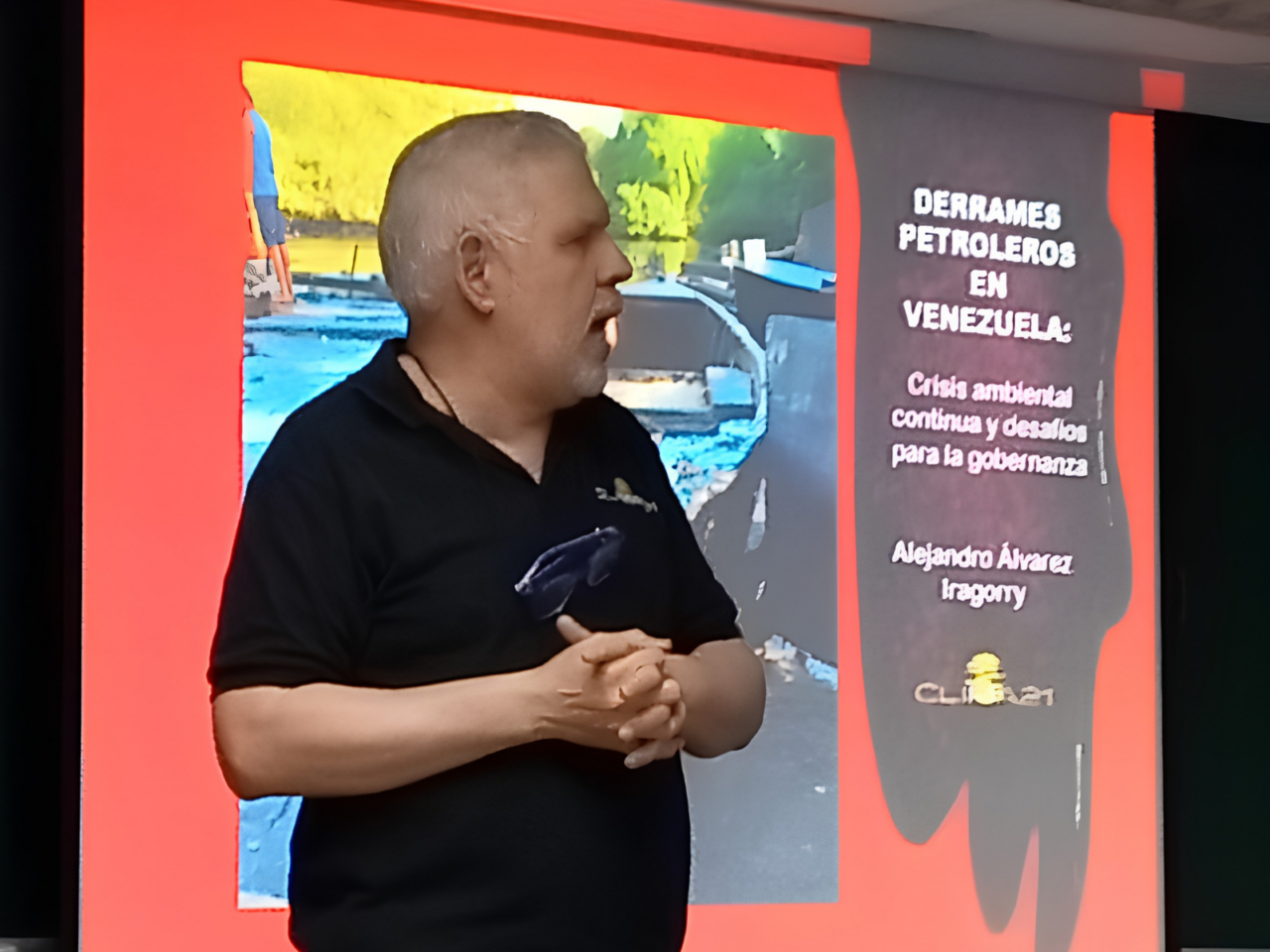 Extensión de petróleo cubriendo la orilla del Lago de Maracaibo con vegetación afectada.