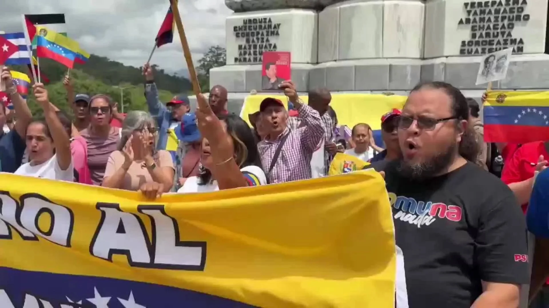 Manifestantes venezolanos ondean banderas y gritan consignas durante una protesta en Caracas.